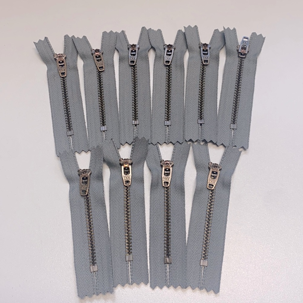 6 Closed metal zippers